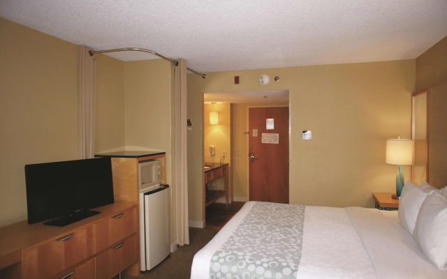 photo 4 of La Quinta Inn & Suites by Wyndham Sarasota Downtown