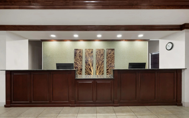 photo 2 of La Quinta Inn & Suites by Wyndham Savannah Airport - Pooler