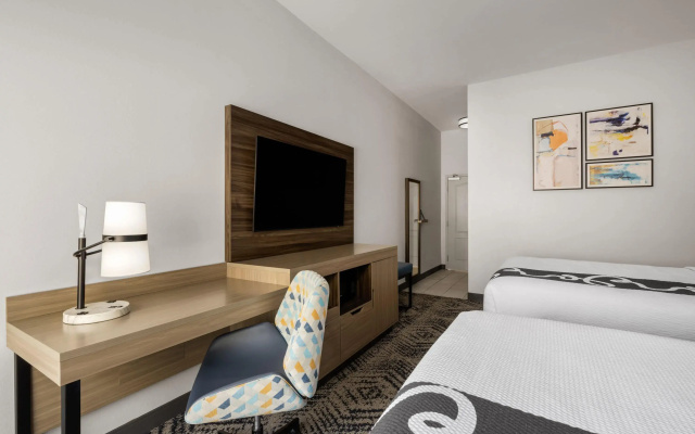 photo 4 of La Quinta Inn & Suites by Wyndham Savannah Airport - Pooler