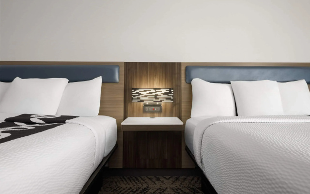 photo 5 of La Quinta Inn & Suites by Wyndham Savannah Airport - Pooler