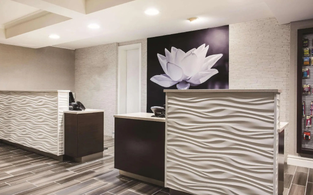 photo 2 of La Quinta Inn & Suites by Wyndham Seattle Bellevue/Kirkland