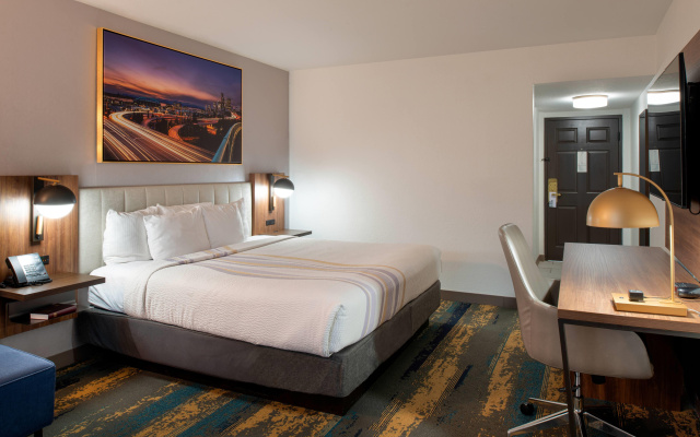 photo 2 of La Quinta Inn & Suites by Wyndham Seattle Sea-Tac Airport