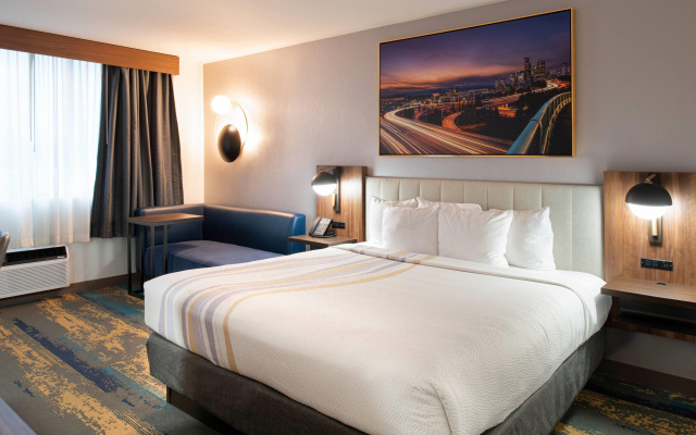 photo 3 of La Quinta Inn & Suites by Wyndham Seattle Sea-Tac Airport