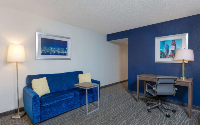 photo 2 of La Quinta Inn & Suites by Wyndham Secaucus Meadowlands