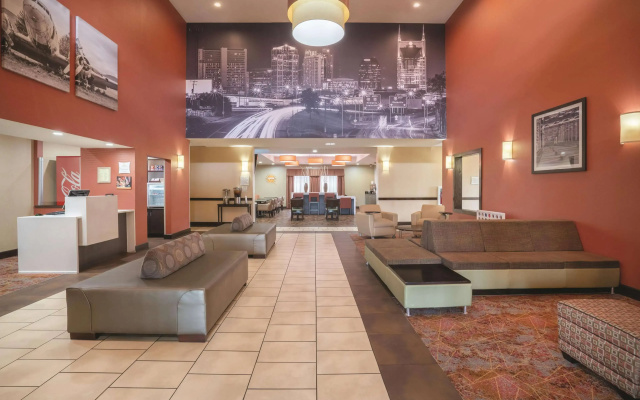 photo 2 of La Quinta Inn & Suites by Wyndham Smyrna TN - Nashville