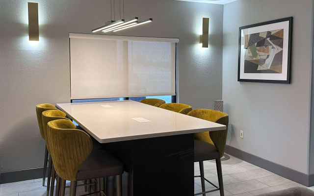 photo 2 of La Quinta Inn & Suites by Wyndham South Bend