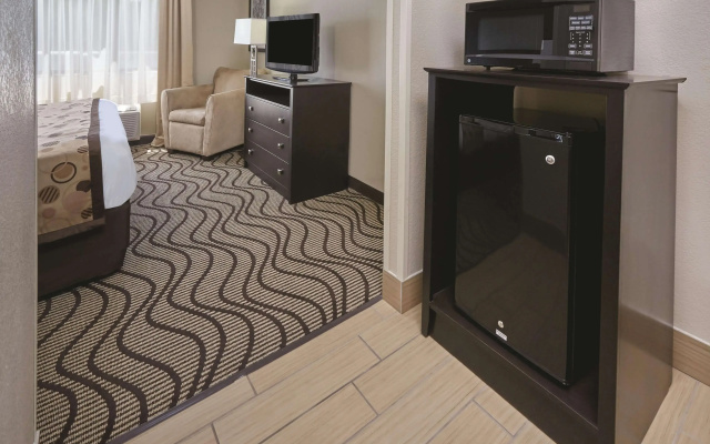 photo 5 of La Quinta Inn & Suites by Wyndham South Bend