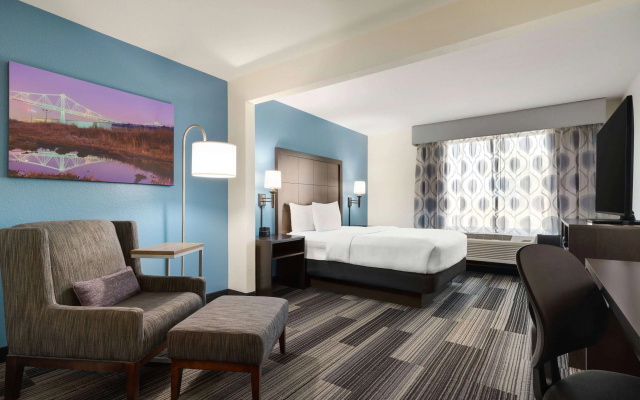 photo 4 of La Quinta Inn & Suites by Wyndham Springfield Airport/Rte 66