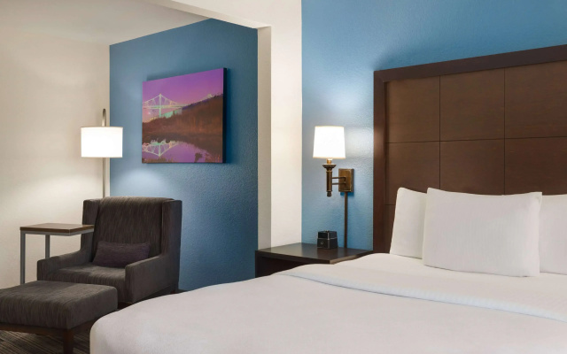 photo 5 of La Quinta Inn & Suites by Wyndham Springfield Airport/Rte 66