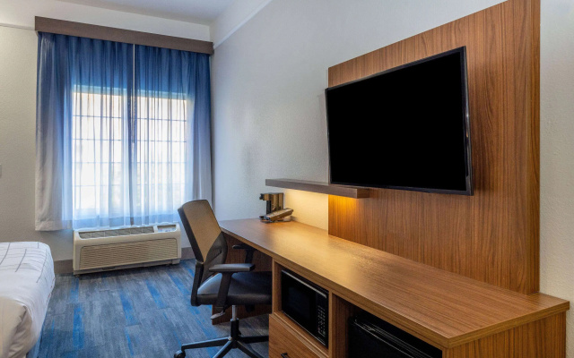 photo 3 of La Quinta Inn & Suites by Wyndham St. George