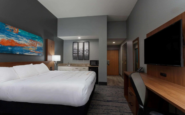 photo 3 of La Quinta Inn & Suites by Wyndham St. Petersburg Northeast