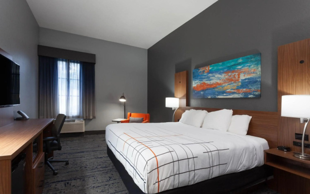 photo 4 of La Quinta Inn & Suites by Wyndham St. Petersburg Northeast
