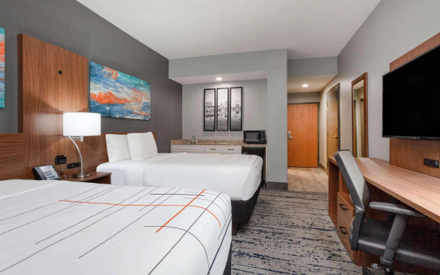 photo 5 of La Quinta Inn & Suites by Wyndham St. Petersburg Northeast