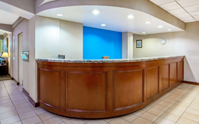 photo 2 of La Quinta Inn & Suites by Wyndham Stamford / New York City