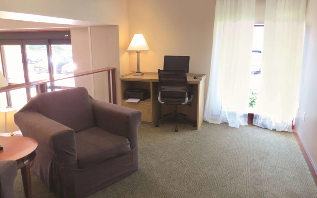 photo 3 of La Quinta Inn & Suites by Wyndham Stamford / New York City