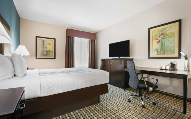 photo 4 of La Quinta Inn & Suites by Wyndham Stonington-Mystic Area
