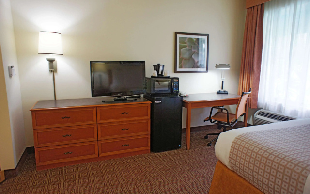 photo 3 of La Quinta Inn & Suites by Wyndham Sawgrass