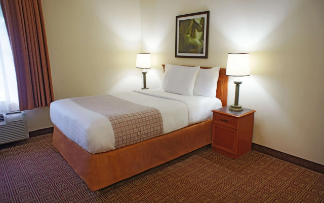 photo 4 of La Quinta Inn & Suites by Wyndham Sawgrass