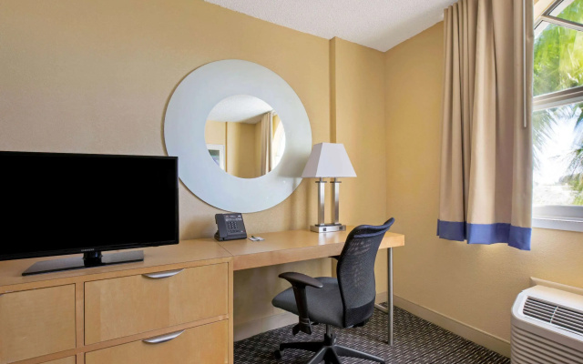 photo 2 of La Quinta Inn & Suites by Wyndham Sunrise