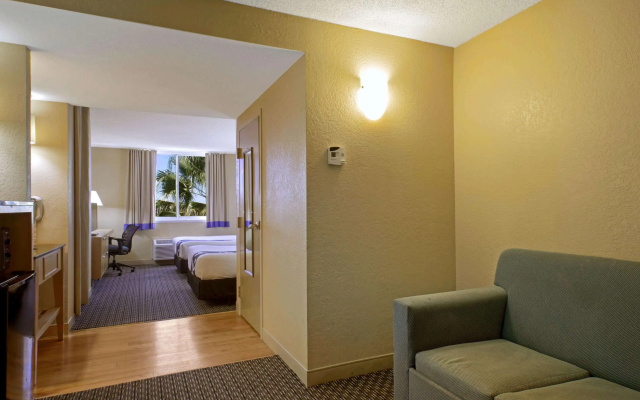 photo 3 of La Quinta Inn & Suites by Wyndham Sunrise