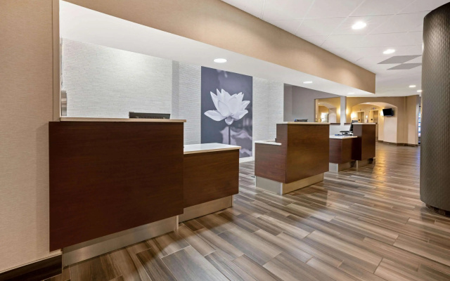 photo 2 of La Quinta Inn & Suites by Wyndham Tacoma - Seattle