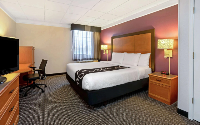 photo 5 of La Quinta Inn & Suites by Wyndham Tacoma - Seattle