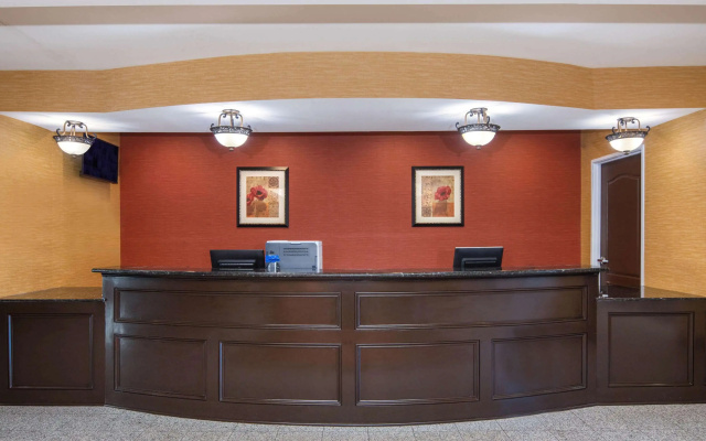 photo 2 of La Quinta Inn & Suites by Wyndham Atlanta-Union City