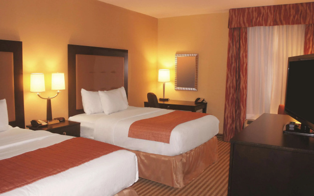 photo 3 of La Quinta Inn & Suites by Wyndham Atlanta-Union City
