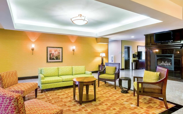 photo 4 of La Quinta Inn & Suites by Wyndham Atlanta-Union City
