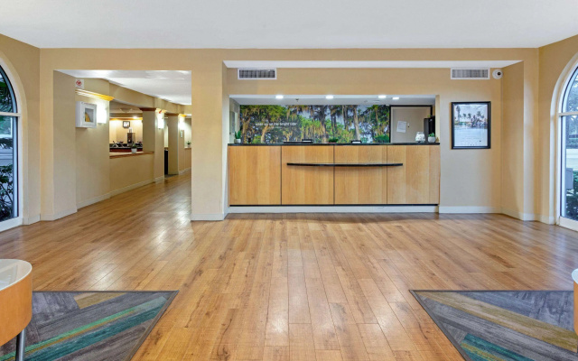 photo 2 of La Quinta Inn & Suites by Wyndham Coral Springs South