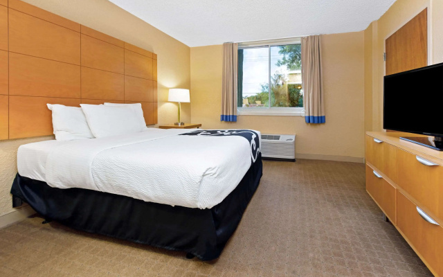 photo 3 of La Quinta Inn & Suites by Wyndham Coral Springs South