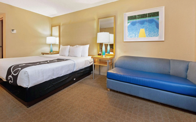 photo 4 of La Quinta Inn & Suites by Wyndham Coral Springs South