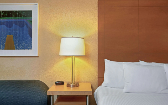 photo 5 of La Quinta Inn & Suites by Wyndham Coral Springs South