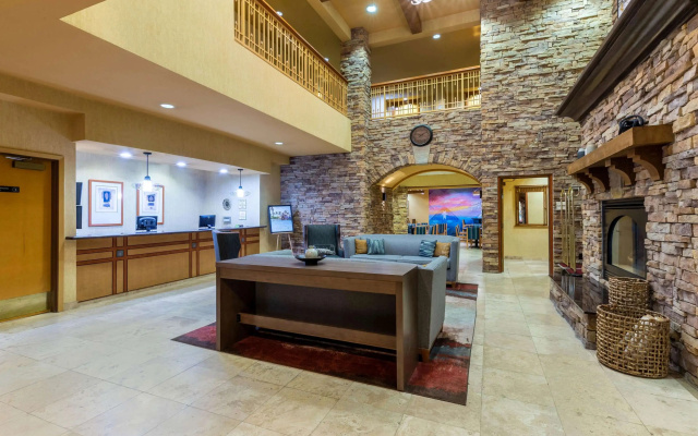 photo 2 of La Quinta Inn & Suites by Wyndham Vancouver