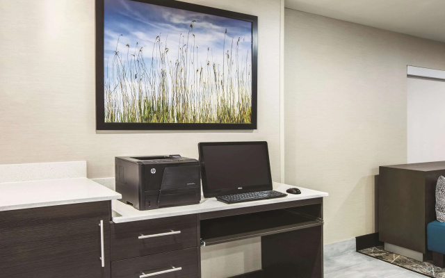 photo 3 of La Quinta Inn & Suites by Wyndham Walker - Denham Springs