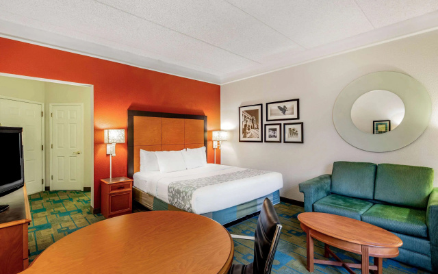 photo 2 of La Quinta Inn & Suites by Wyndham Fremont / Silicon Valley