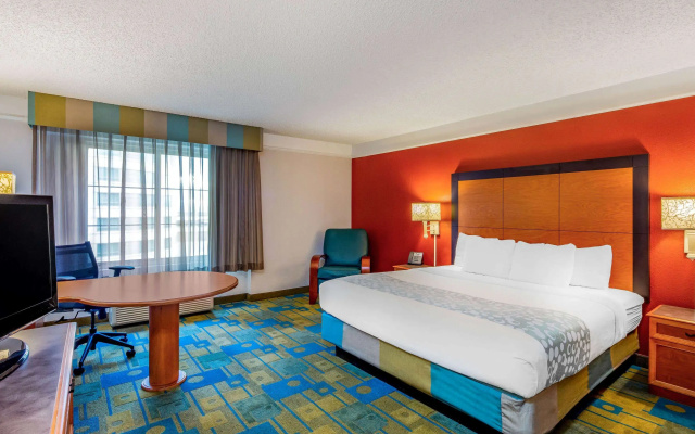 photo 4 of La Quinta Inn & Suites by Wyndham Fremont / Silicon Valley
