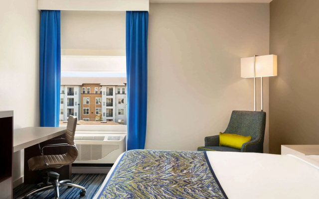 photo 3 of La Quinta Inn & Suites by Wyndham Orlando - IDrive Theme Parks