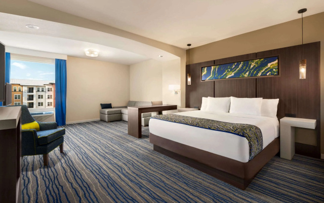photo 4 of La Quinta Inn & Suites by Wyndham Orlando - IDrive Theme Parks