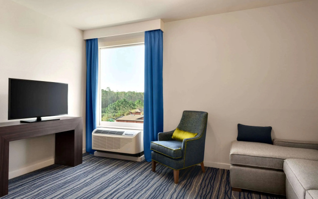 photo 5 of La Quinta Inn & Suites by Wyndham Orlando - IDrive Theme Parks