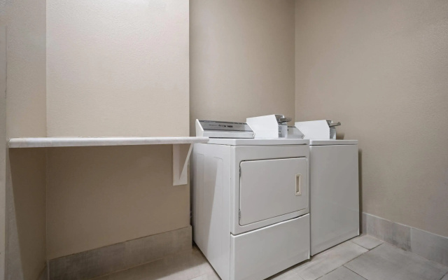 photo 3 of La Quinta Inn & Suites by Wyndham Atlanta Stockbridge