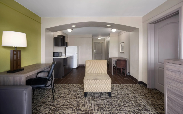 photo 5 of La Quinta Inn & Suites by Wyndham Atlanta Stockbridge