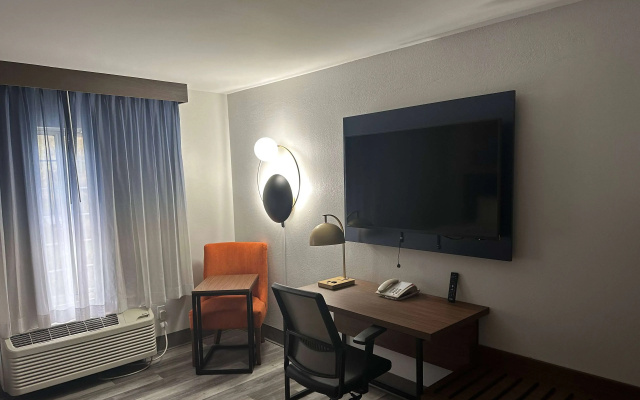 photo 3 of La Quinta Inn & Suites by Wyndham Birmingham Homewood