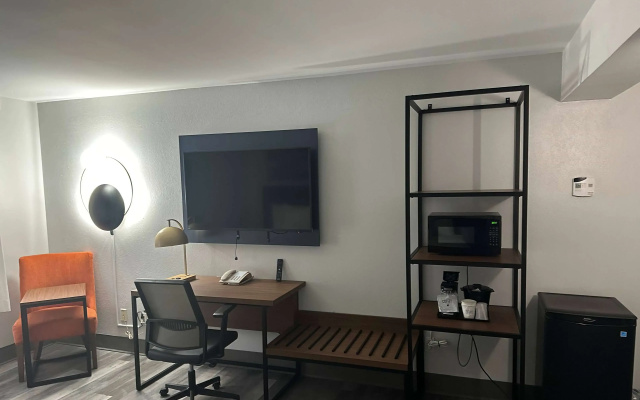 photo 4 of La Quinta Inn & Suites by Wyndham Birmingham Homewood