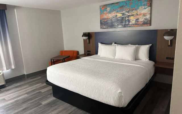 photo 5 of La Quinta Inn & Suites by Wyndham Birmingham Homewood