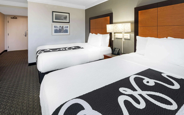 photo 4 of La Quinta Inn & Suites by Wyndham Buena Park