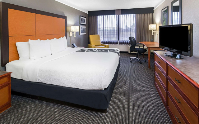 photo 5 of La Quinta Inn & Suites by Wyndham Buena Park