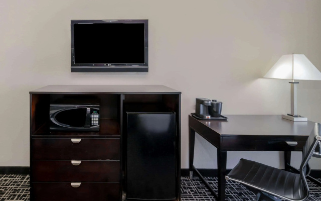 photo 5 of La Quinta Inn & Suites by Wyndham Canton MS