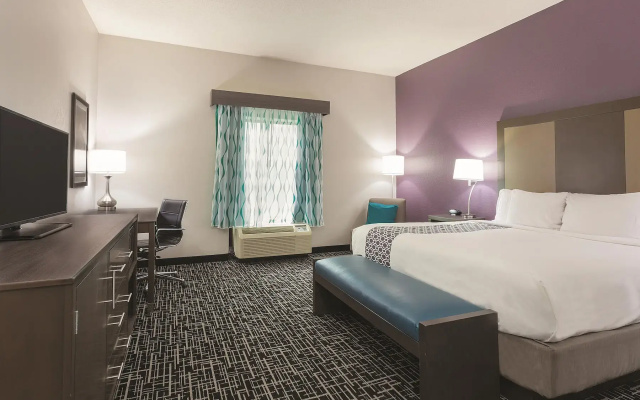 photo 3 of La Quinta Inn & Suites by Wyndham Covington