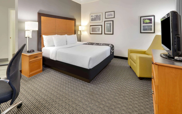 photo 2 of La Quinta Inn & Suites by Wyndham Dallas - Addison Galleria